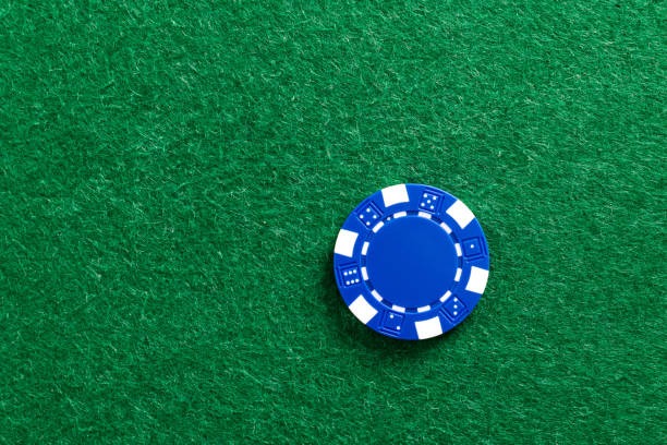Betting interface with stake selection and fold/play buttons